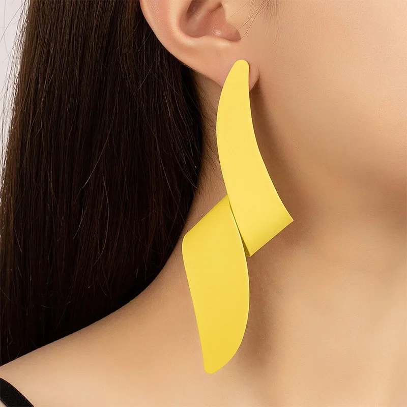 

Modern Jewelry Twist Drop Earrings Europe United States Personality Modern Design Big Metal Yellow Long Earrings For Women Gift