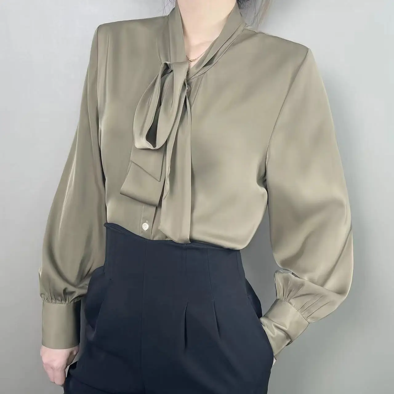 بلوزة من الساتان والحرير الجليدي للنساء بأكمام طويلة، شريط أنيق أنيق وعصري ومناسب للتنقل في الخريف