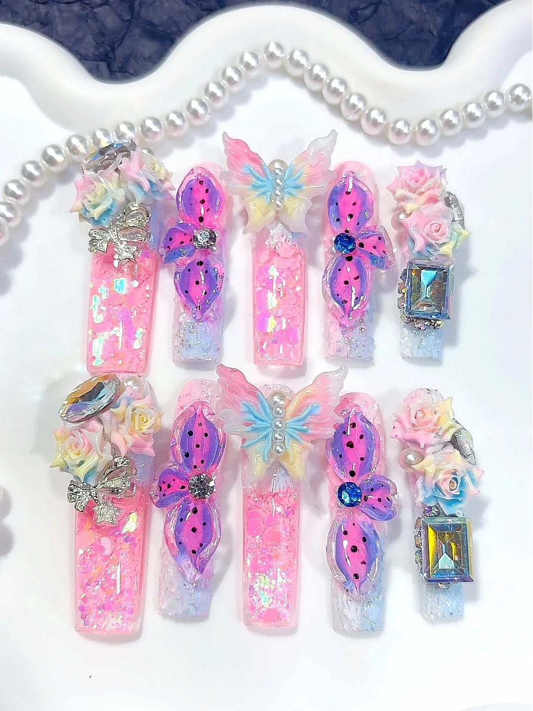 Stampa sulle unghie in resina rosa pastello e blu - Accenti di strass rosa farfalla 3D Unghie finte fatte a mano per le donne (O016)