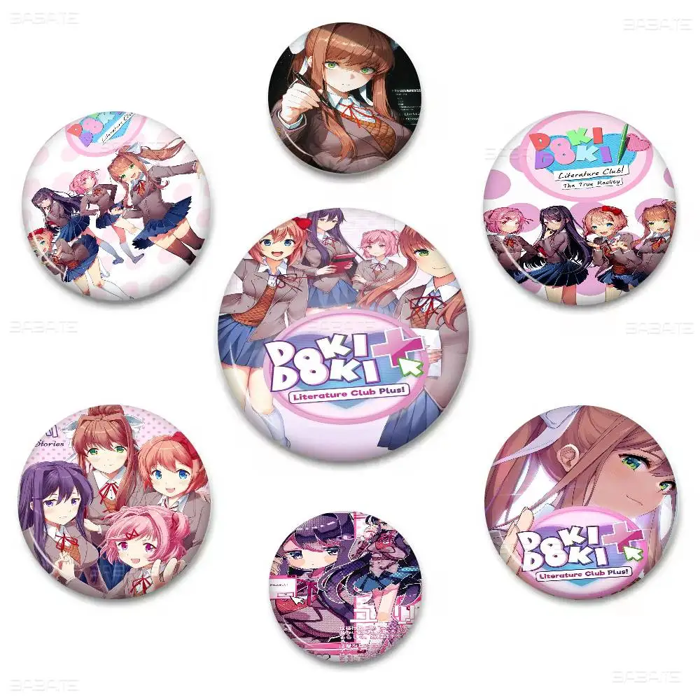 Doki Doki Literature Club 58mm Niedliche Anime-Figur Icon-Abzeichen Handgemachte Brosche für Rucksack Kleidung Brustornament Geschenke