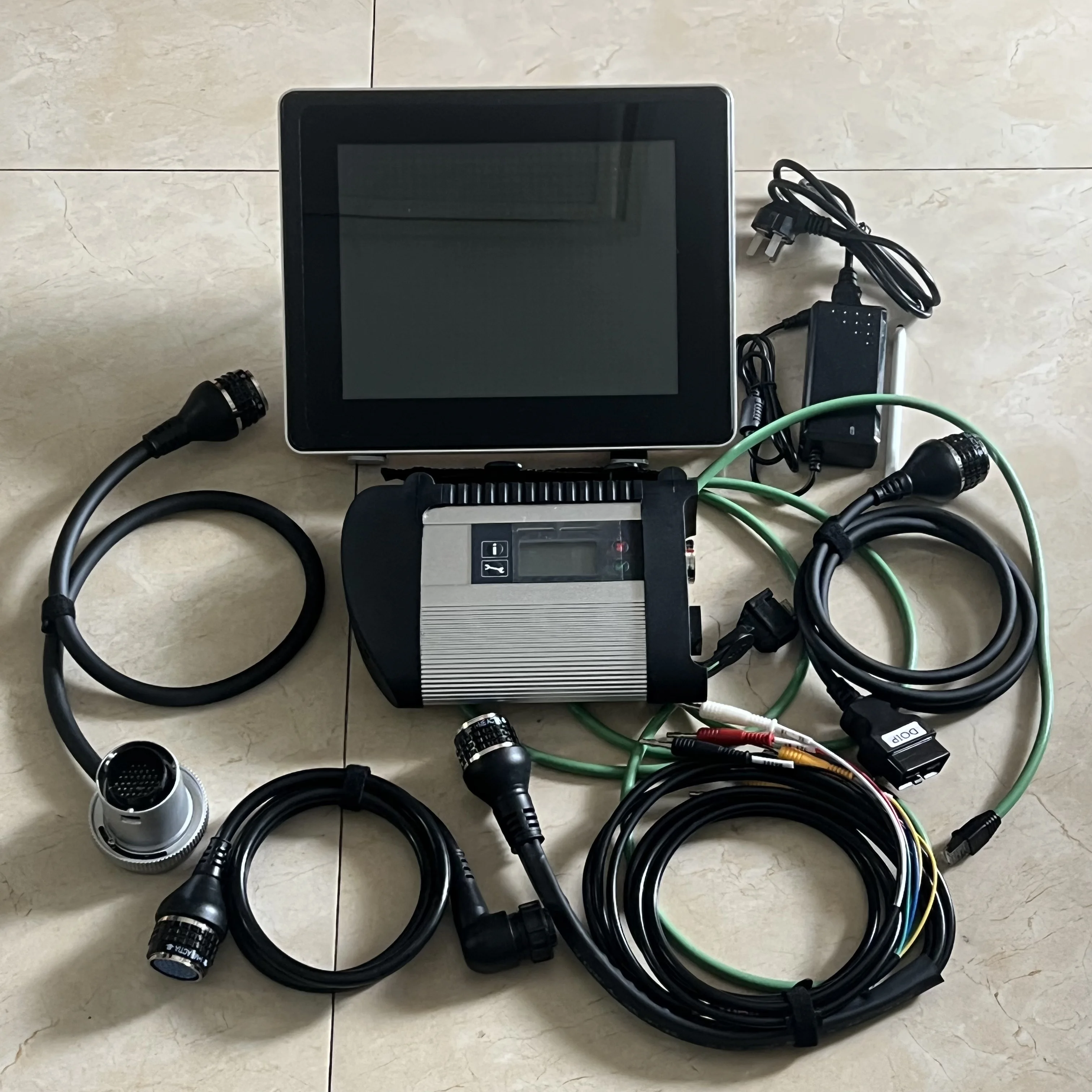 outil-de-diagnostic-automobile-et-camion-mb-star-diagnostic-c4-avec-ordinateur-portable-rc007-logiciel-hdd-preinstalle-pour-vehicules-12v-et-24v-pret-a-l'emploi