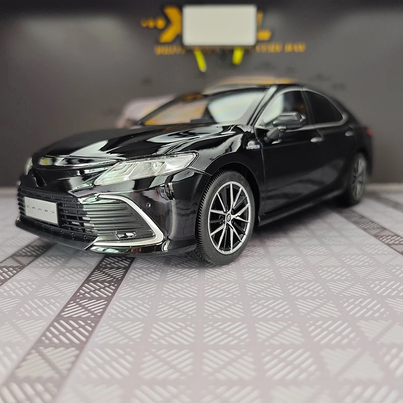 

1:18 Simulation Toyota Camry 2023 alloy car model with doors, engine hood, and trunk that can be opened with static ornaments
