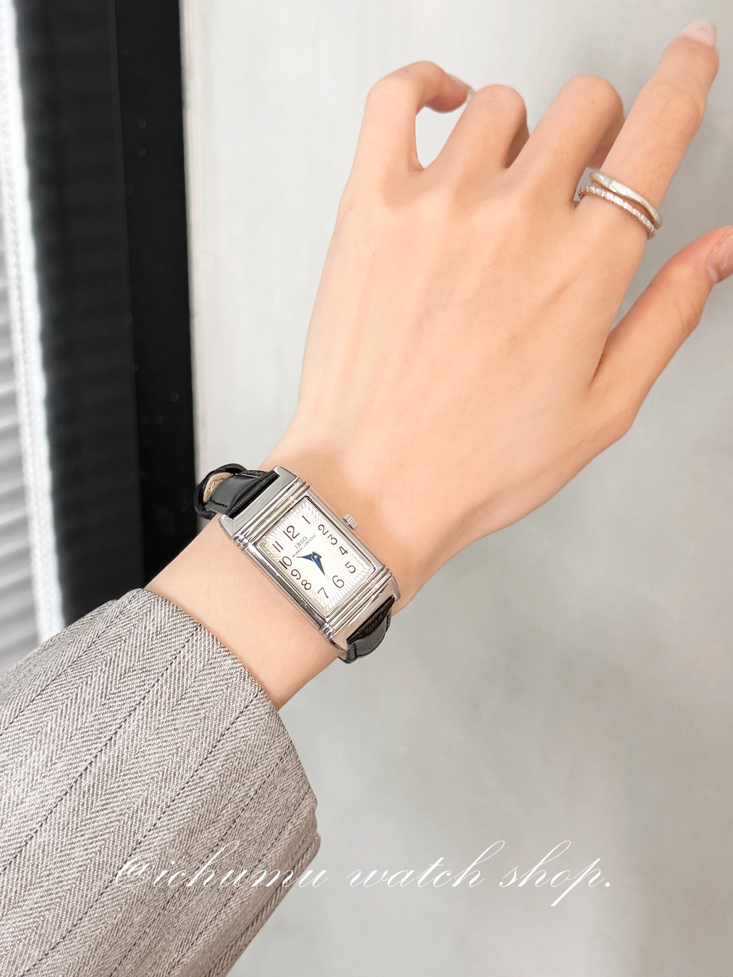 ساعة نسائية أنيقة ساعة مربعة بسيطة ومتطورة بتصميم جديد 2025 هدية رائعة لساعة يد كوارتز عصرية للنساء.