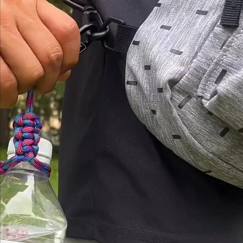 Multifunktionaler Outdoor-Paracord-Wasserflaschenhalter-Lanyard, tragbarer universeller Wasserflaschenriemen für Rucksack, Hut, Mineralwasser. – Detail 3
