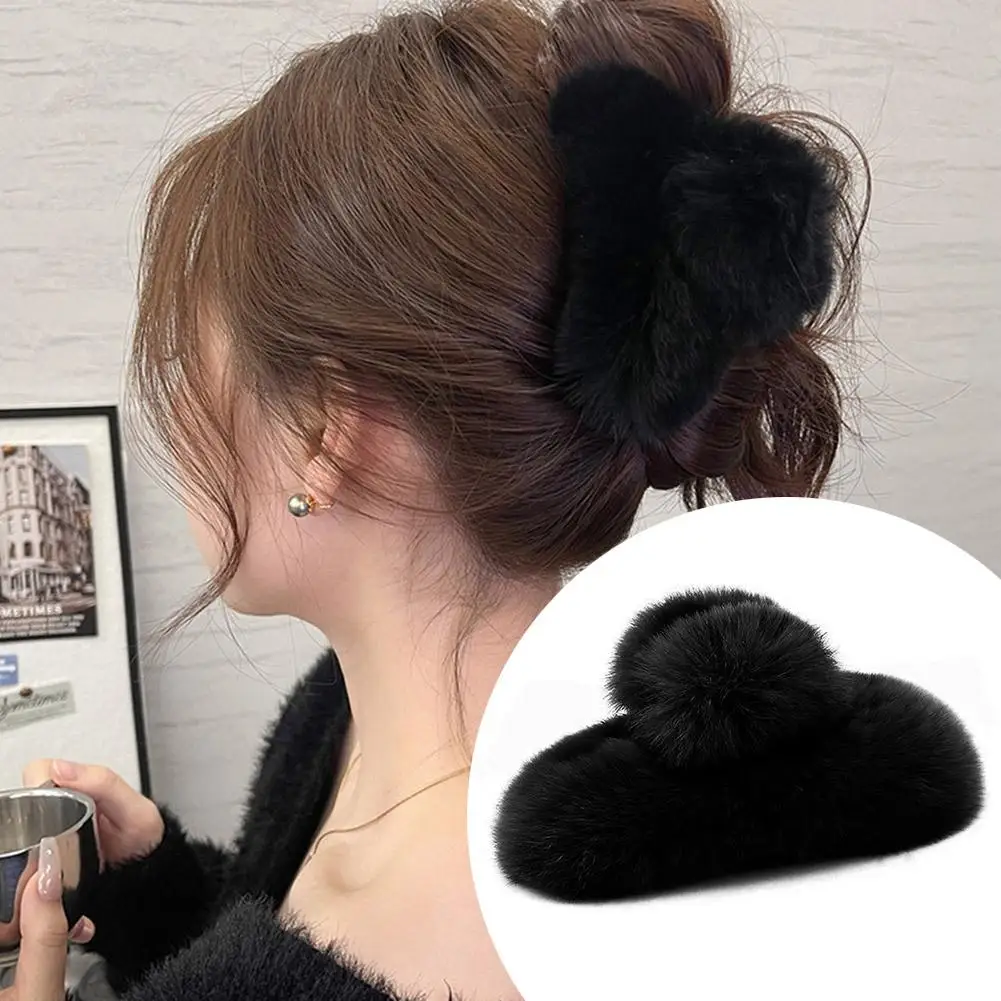 Sweet and Stylish Plush Hair Clip for Women, Cute Otter and Rabbit Hair Claw Hairpin for Autumn and Winter Headwear