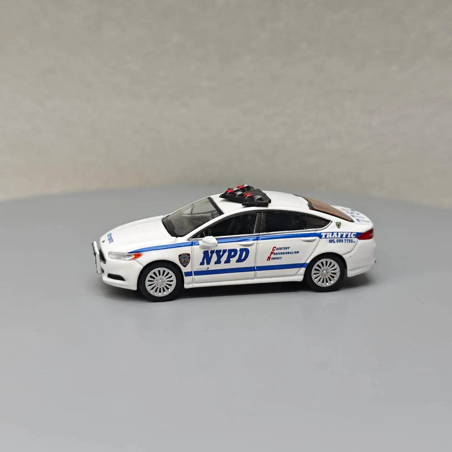 

596 1:64 Mondeo New York City Police Department Vehicle Traffic Division 122 Diecast Alloy Car Model Collectible Gift