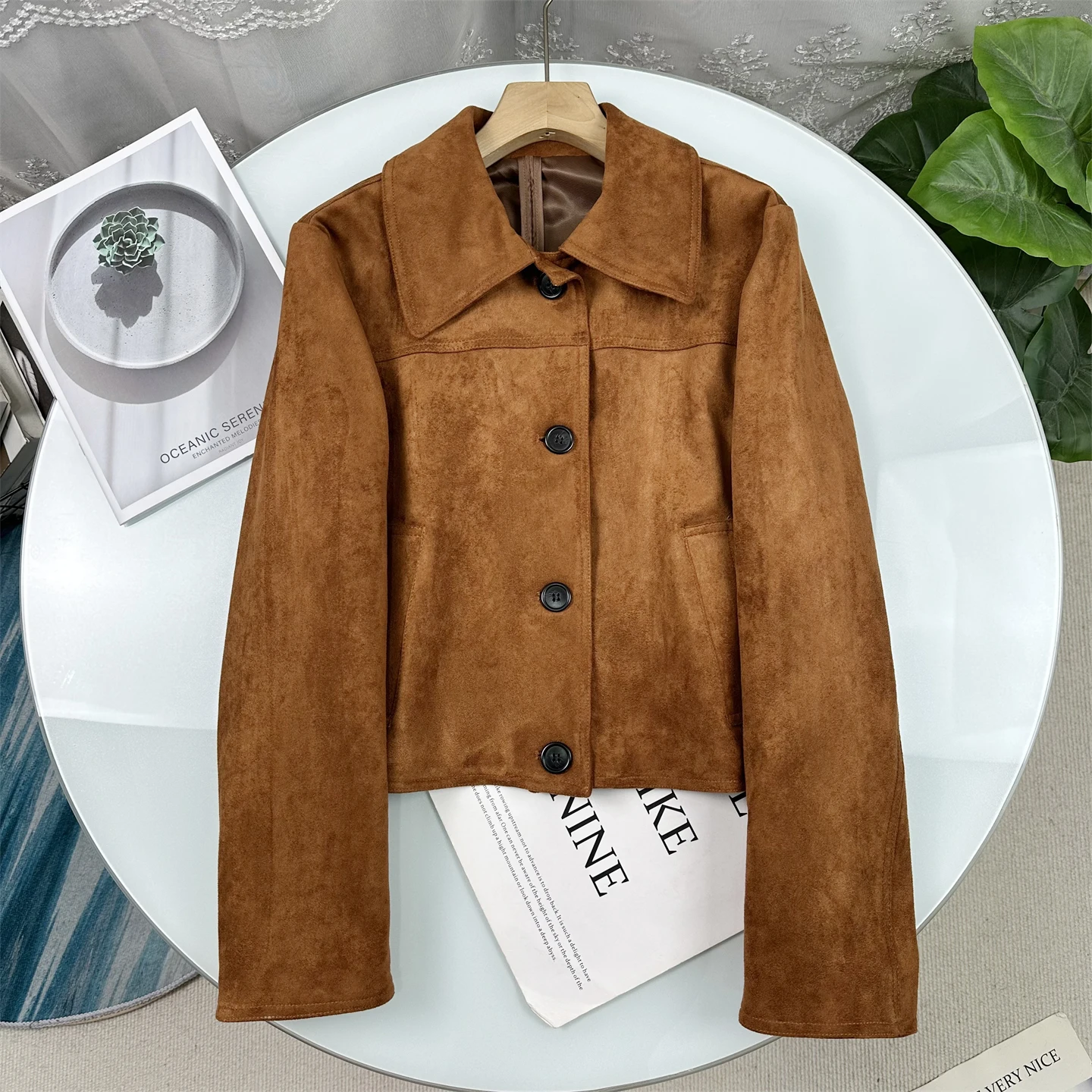 

Короткая кожаная куртка в ретро-стиле для женщин: модное замшевое пальто с отложным воротником, универсальная стильная верхняя одежда на весну 2026 года, омолаживающий эффект