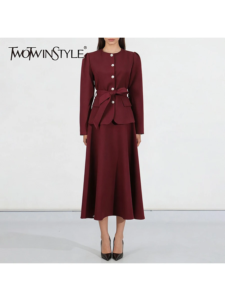 

Комплект из двух предметов TWOTWINSTYLE для женщин: утягивающий топ с круглым вырезом, длинными рукавами и кружевной отделкой, а также юбка с высокой талией.