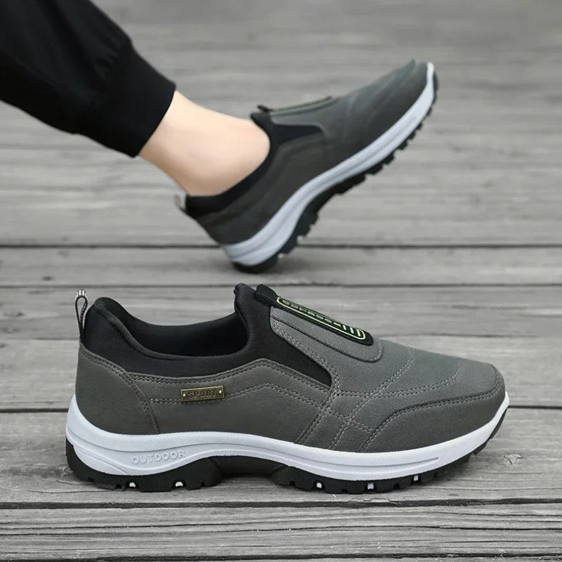 Buty outdoorowe Mężczyźni Trampki Sping Slip On Casual Men Shoes Oddychające zamszowe buty antypoślizgowe Buty do chodzenia Gorąca sprzedaż Obuwie