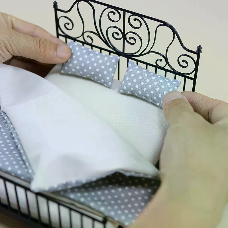 1/12 인형 집 시뮬레이션 유럽식 침대 매트리스 베개 이불 인형 집 철제 더블 침대 침실 가구 장식 장난감