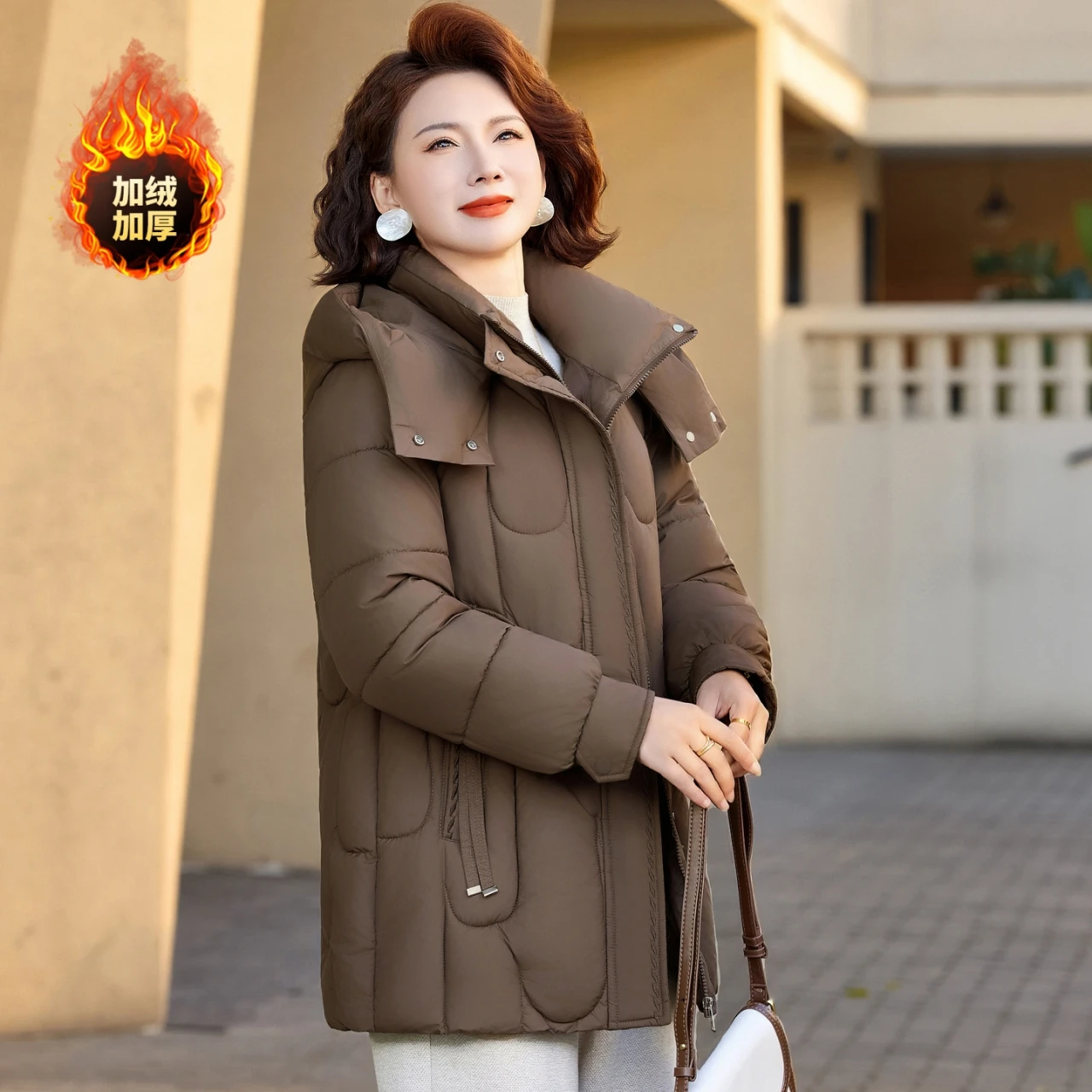مبطن الشتاء معطف مقنع سترة المتوسطة وكبار السن الطبعة الكورية تنوعا أزياء قصيرة الأم سميكة أسفل سترة قطن