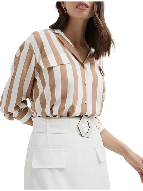 

Весна 2026: Новая женская рубашка в деловом стиле с V-образным вырезом, длинным рукавом, полосатым дизайном и эффектом стройности.