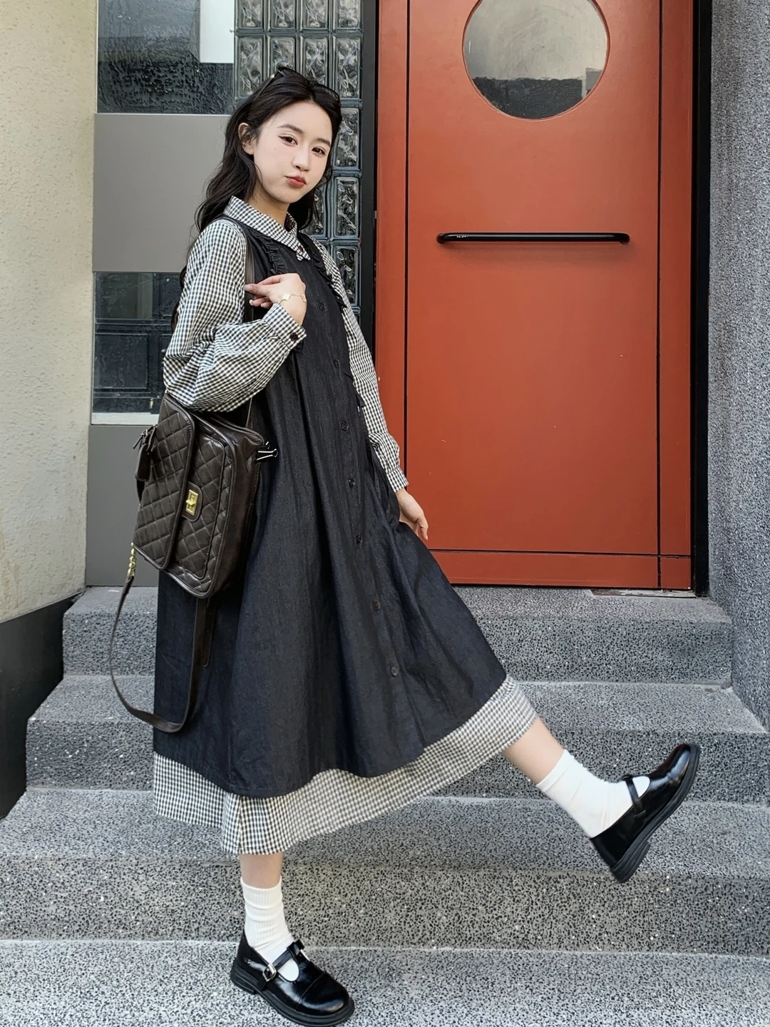 

Женский комплект из клетчатой рубашки и джинсовой юбки-жилетки: новая коллекция весна-осень, ретро-стиль, художественный дизайн, повседневный шик, модный комплект из двух предметов