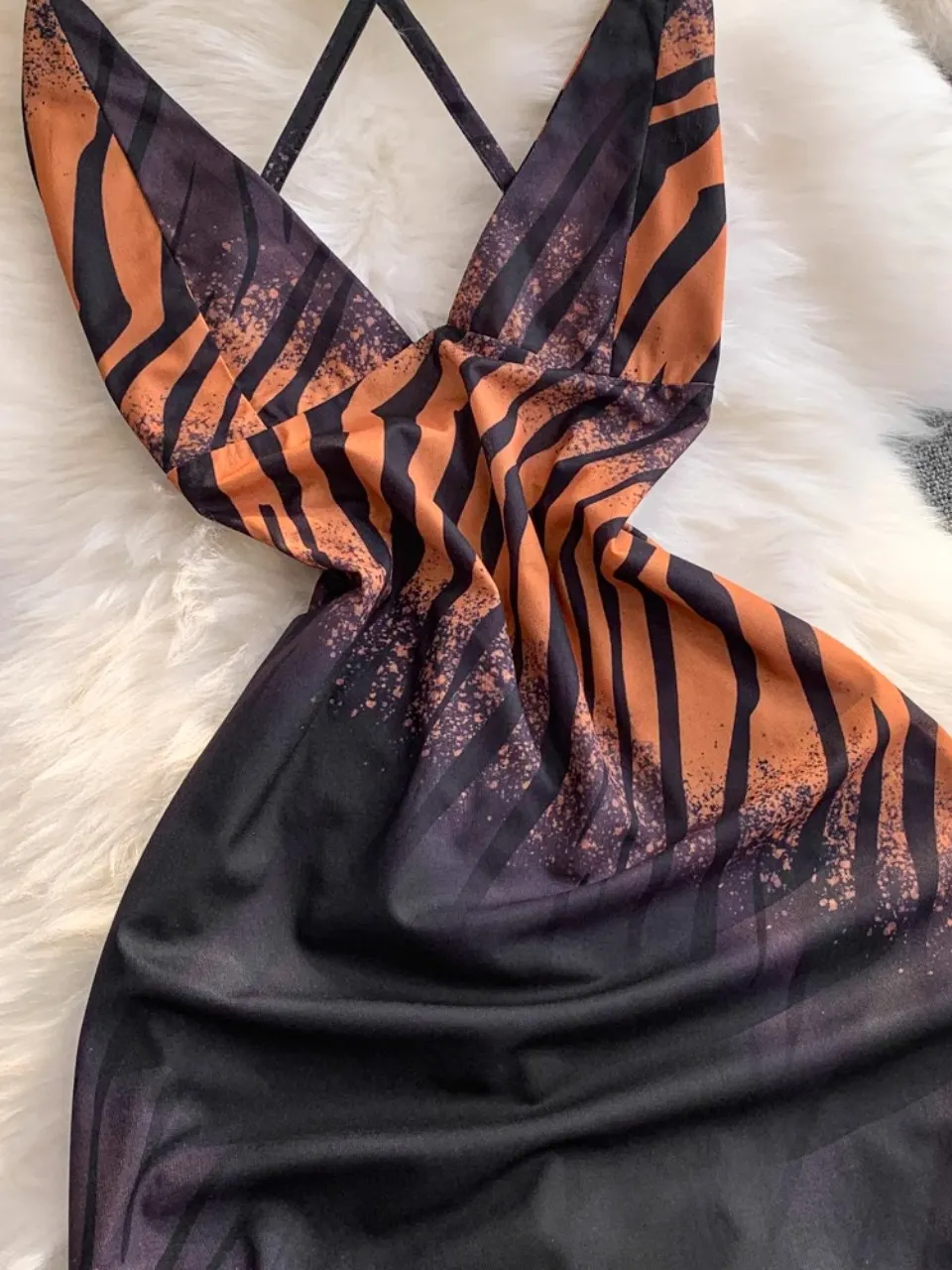 Foamlina アメリカングラフィティプリントセクシーな V ネックミディドレス女性のエレガントなファッション背中の開いたノースリーブ中空アウトホルタースリップドレス