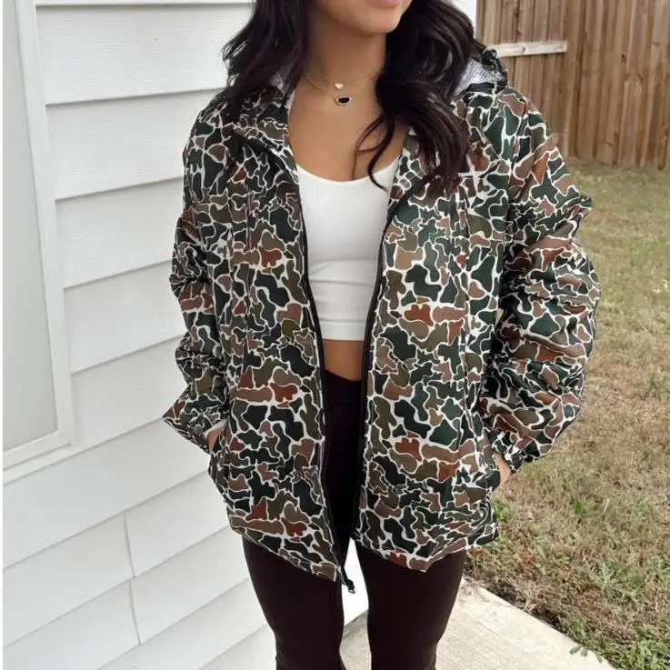 جديد 2024 سترة نسائية مموهة طويلة مقاومة للمطر مع قلنسوة irt غير رسمية بسحاب ملابس خارجية Faion ملابس خروج ربيع الخريف