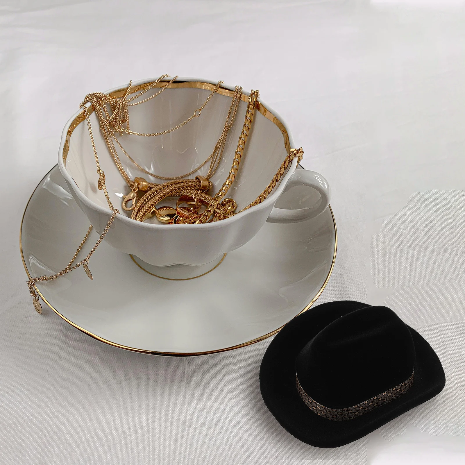 

Vintage Cowboy Hat Jewelry Box Soft Cushion Interior for Wedding Engagement Ring Necklace Earring Decorative Holder