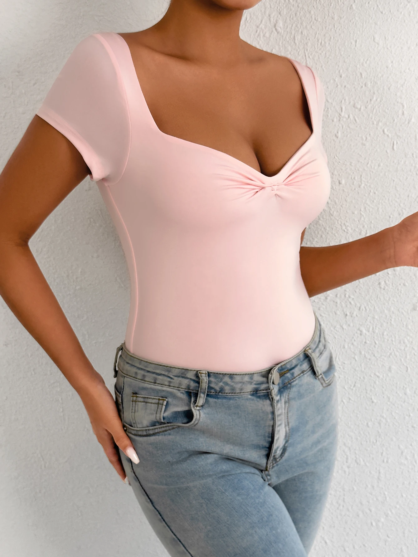 Pantaloncini da tuta attillati con scollo a V da donna sexy ed eleganti Nightclub Party Style 2025 Top a pieghe con collo basso rosa chiaro di nuova moda