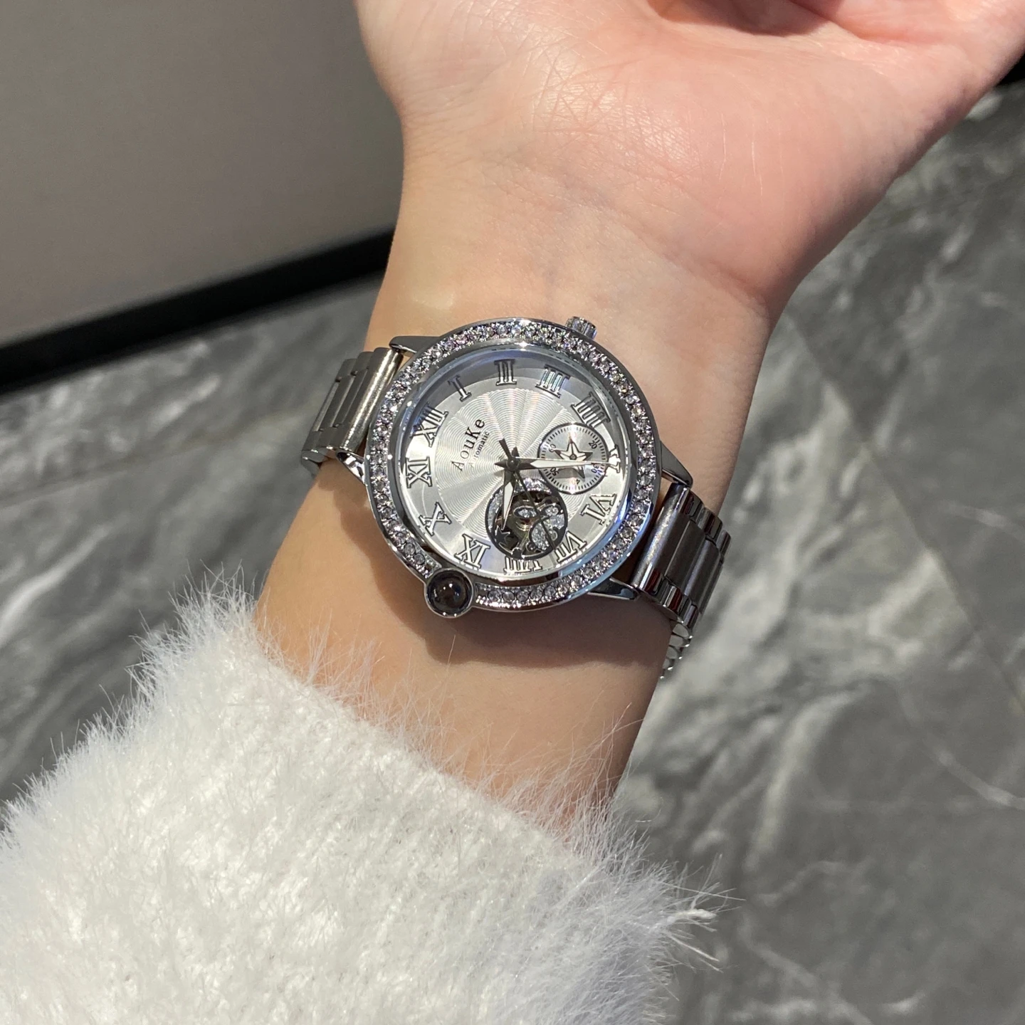 2025 ساعة ميكانيكية مجوفة جديدة للنساء مزاجه فاخر كامل الماس الميكانيكية ساعة نسائية عادية موضة ساعة هدية