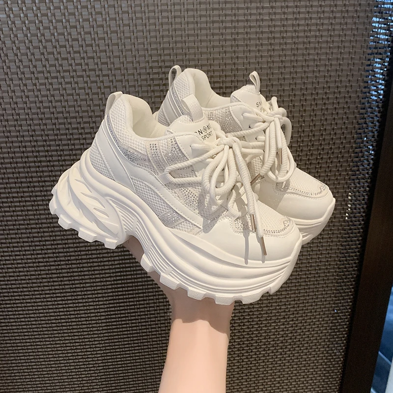 

Новые весенние женские кроссовки на толстой подошве с скрытой танкеткой 8,5 см, повседневная обувь со стразами, дышащие сетчатые спортивные кроссовки