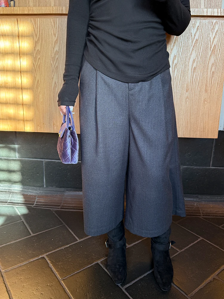 

Брюки-палаццо больших размеров для осени и зимы с высокой талией, А-силуэт, с вертикальными полосками, повседневные, из дерева (или: с деревянными элементами) — идеальный вариант для больших размеров.