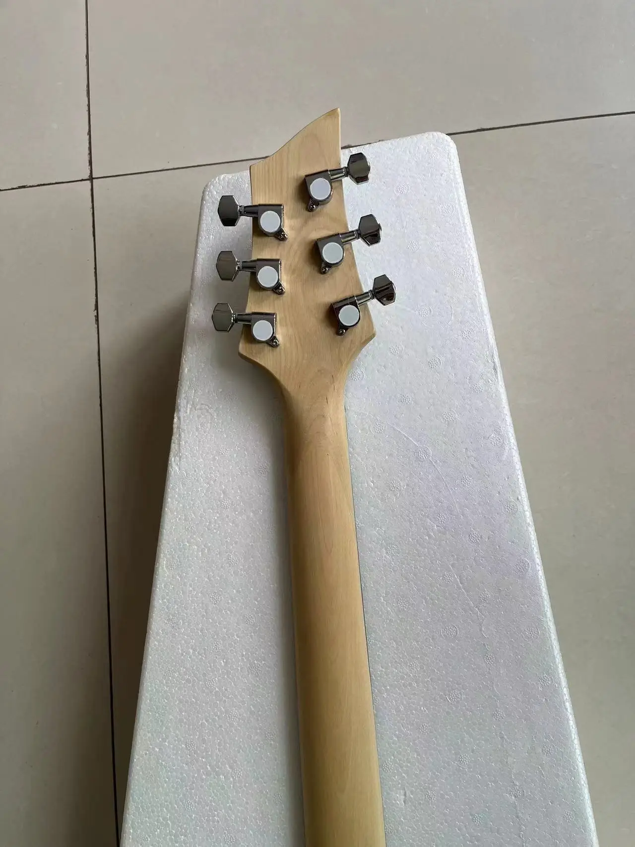 Electric guitar, factory customized, made of maple and peach blossom wood, lowest price, in stock, free shipping