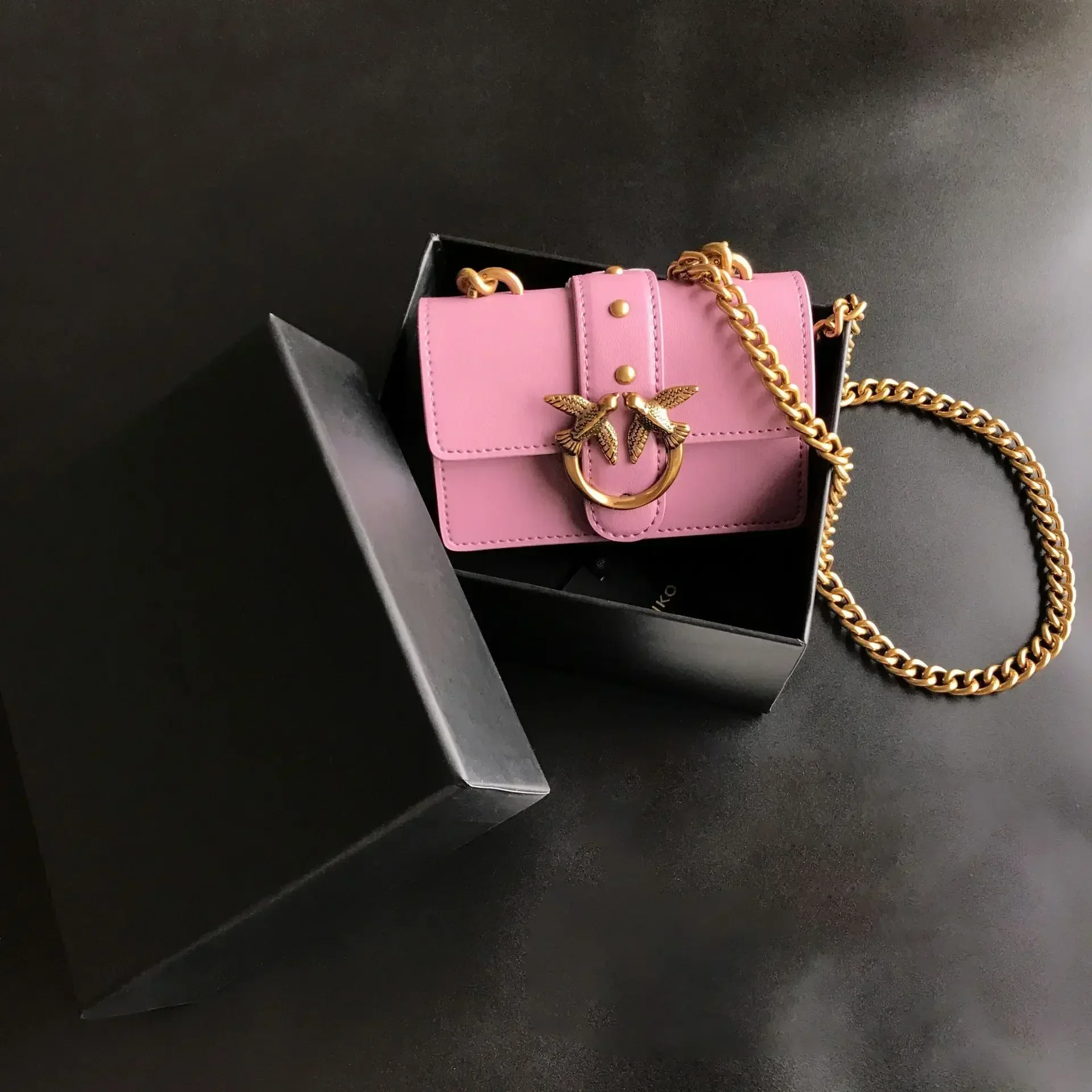 2026 Neue Damen-Umhängetasche in Beige mit V-Steppung, PU-Leder, Goldener Schwalbenverschluss, Ketten-Mini-Schultertasche für den Alltag, Dating, Hochzeit, Bestseller – Detail 19