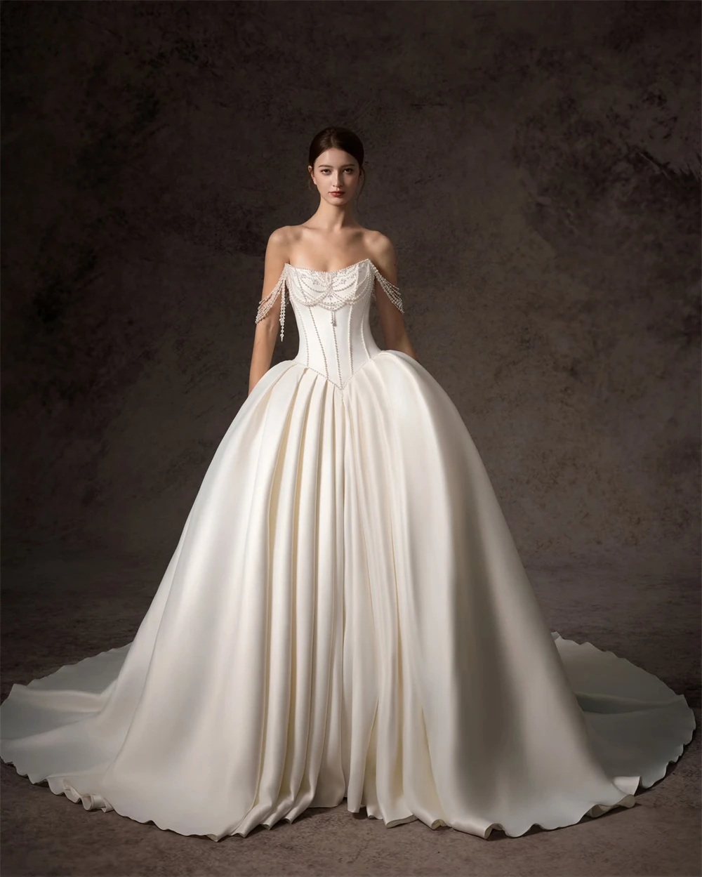 ชุดแต่งงานโบโฮสีขาวผ้าซาตินแบบสั่งตัด ชุดเจ้าสาวแบบเปิดไหล่ทรงเอไลน์พร้อมชายกระโปรงยาวแบบโบโฮ