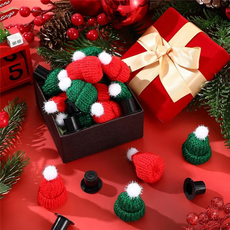 B47B-32PCS قبعات صغيرة للدمية تتضمن 16 قبعات سانتا الحياكة الصغيرة و16 قبعة عيد الميلاد البلاستيكية السوداء قبعات بلاستيكية مصغرة