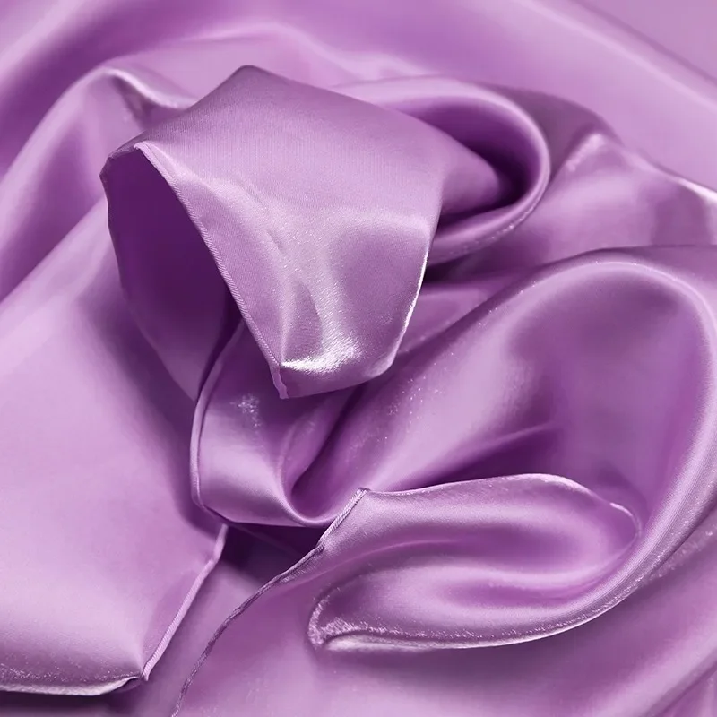 白いクリスタルシルク縫製のイブニングドレス、サテンの水光沢サテンウェディングドレス、シルクの硬い生地、リキッドメタルデザイナー生地