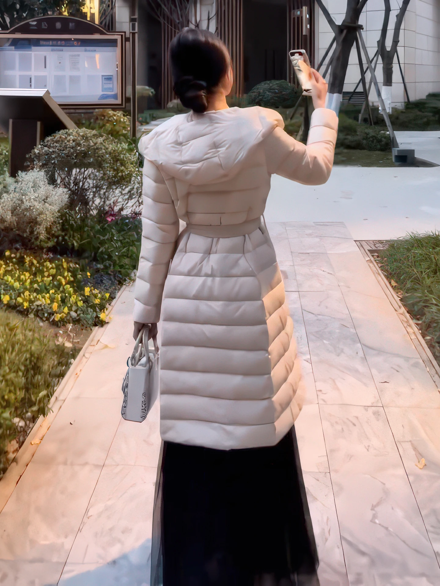 

Модная женская удлиненная куртка-пуховик с капюшоном, белая, с эффектом утяжки талии, корейский стиль, утепленная, длинная