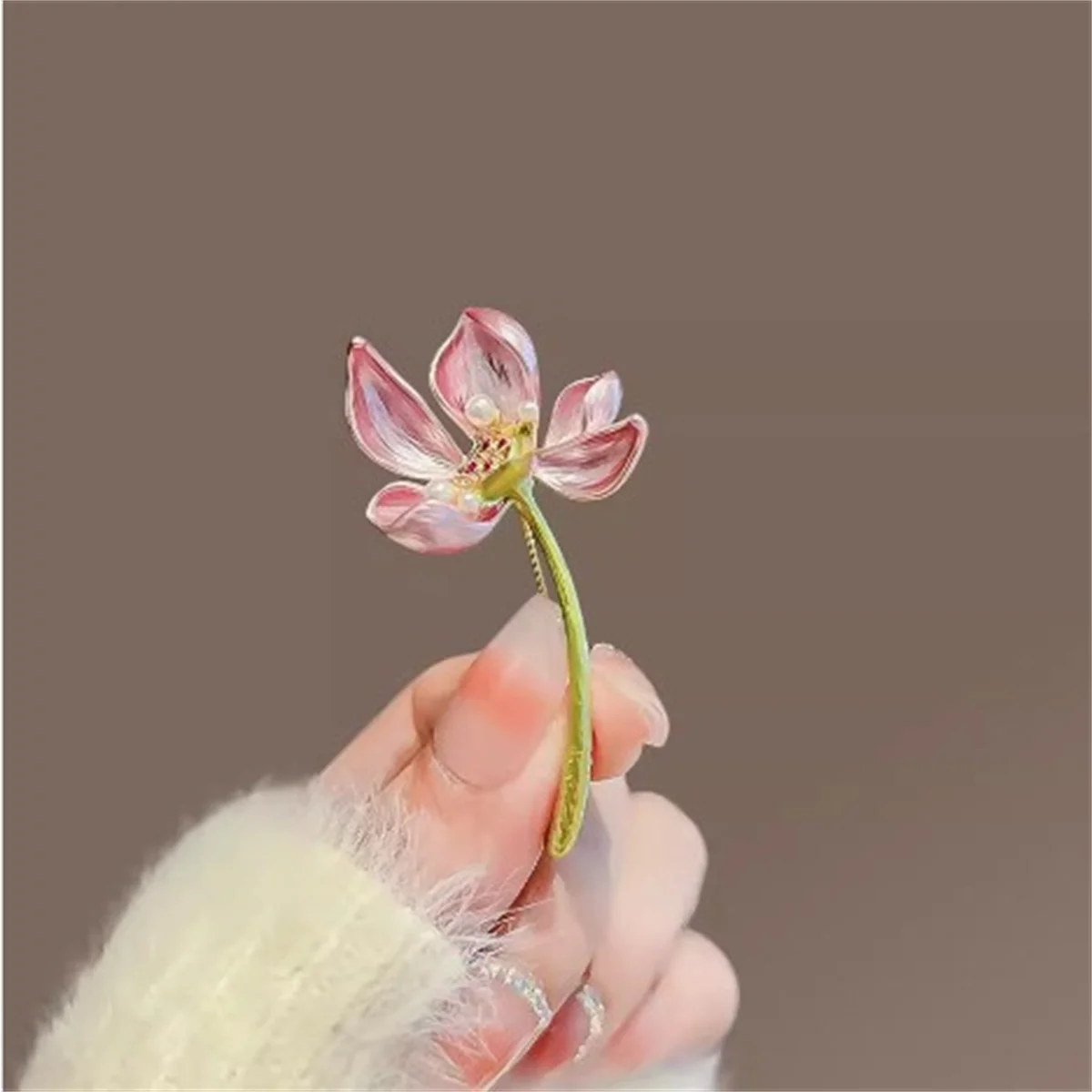 

Элегантная брошь в виде лотоса, ювелирные изделия из сплава для женщин и девочек, подарок на свадьбу, день рождения, модное украшение, аксессуары для одежды y2k 2025