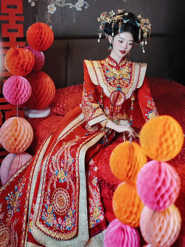 New style of heavy-duty embroidered dragon and phoenix for brides Chinese-style wedding attire going out toasting