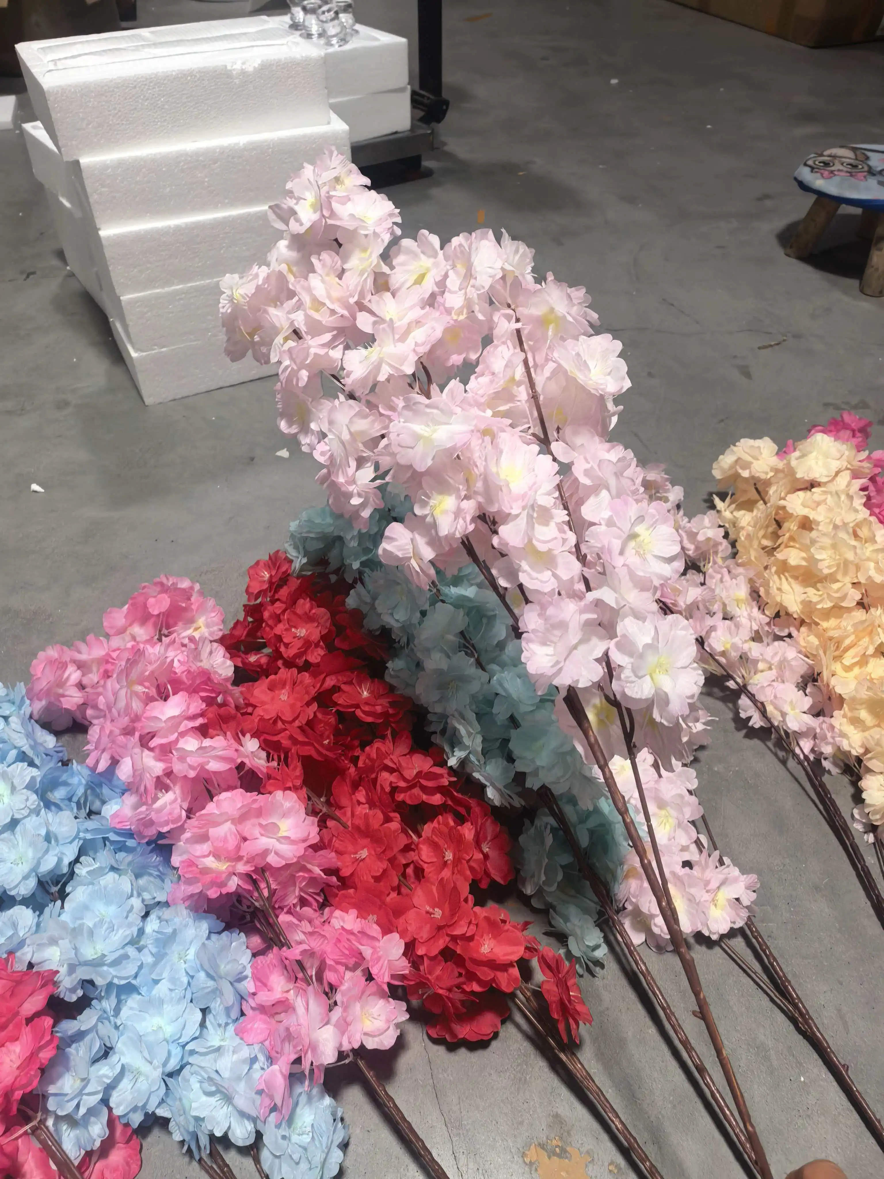 500 Stück realistische künstliche Kirschblütenzweige, handgefertigte Plastikblumen, Hochzeits-, Valentinstags- und Partydekoration. – Detail 2