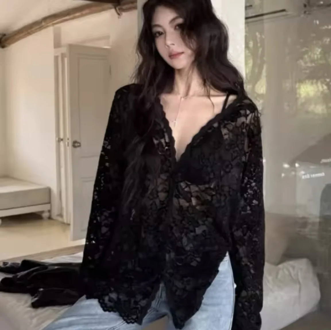 Camisa de encaje con cuello en V para mujer, camiseta elegante de manga acampanada con temperamento, camisas sencillas de Color sólido a la moda para primavera y otoño