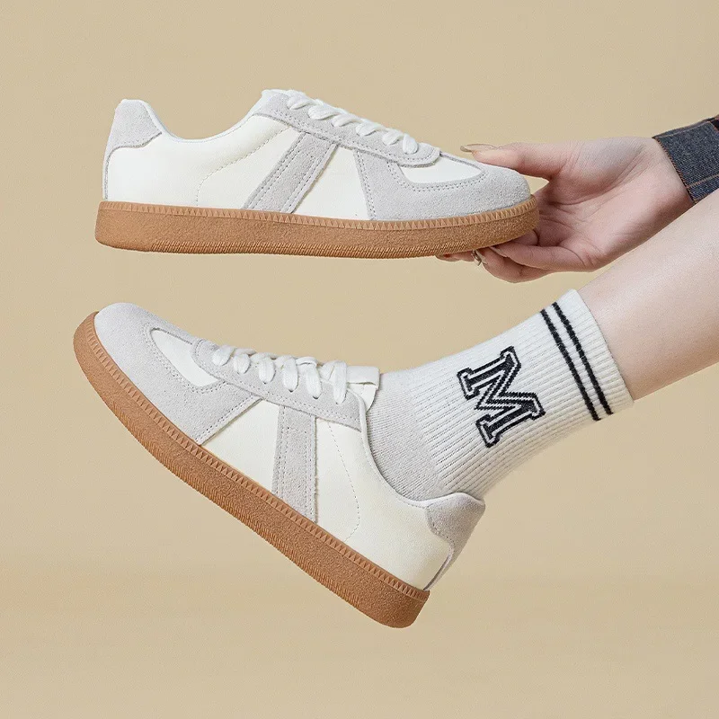 أحذية رياضية نسائية كاجوال قابلة للتنفس وغير قابلة للانزلاق أحذية مشي للتنس جديدة من جلد الغزال أحذية مسطحة للنساء أحذية رياضية عصرية