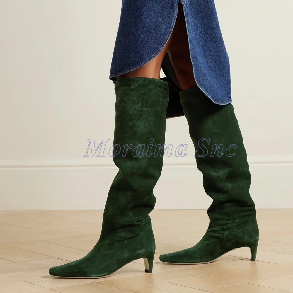 Stivali alti al ginocchio in pelle scamosciata con punta a punta Tacco grosso a blocco piccolo Slip On Stivali lunghi moderni da donna moda Autunno Inverno 2026 Nuovo