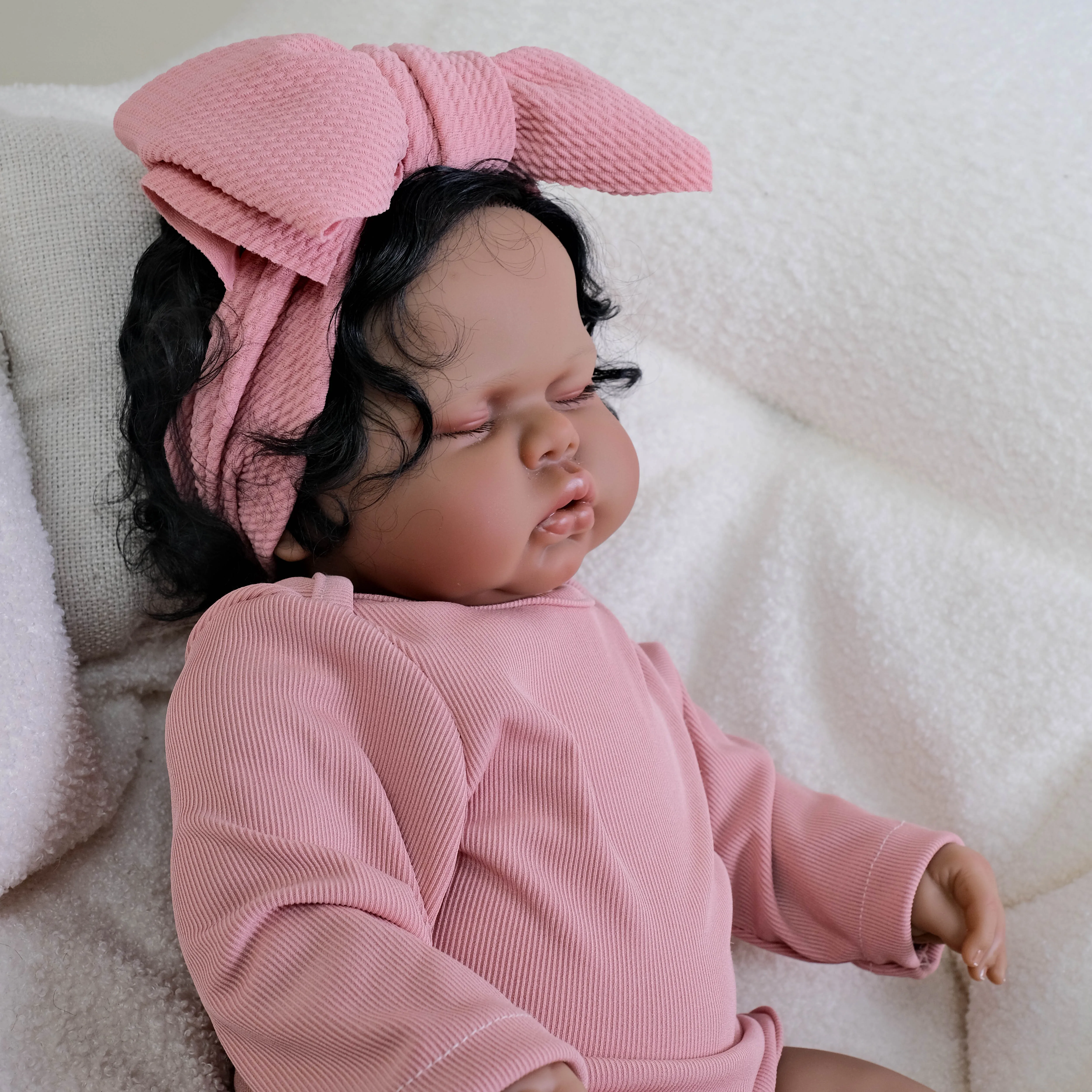 NPK 19-inch slapende babypop Donkere huid Levensechte herboren peuter met handgeworteld haar en zacht stoffen lichaam Babymeisje verzamelobject