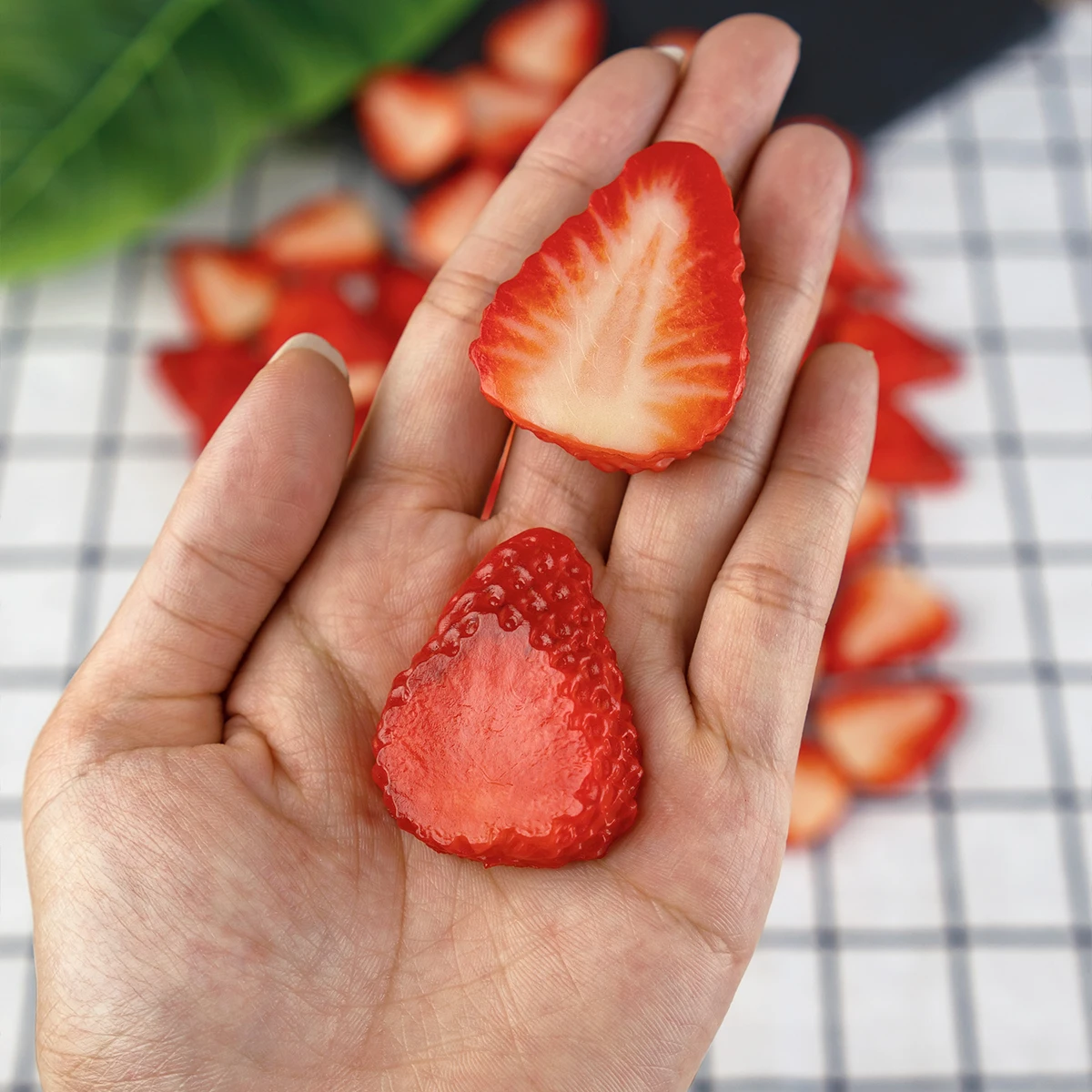 Artificial Strawberry Slices PVC Strawberry Slice Prop Fake Fruit Kid\'s Toys Lifelike Fake Fruit For Display Table Decoration