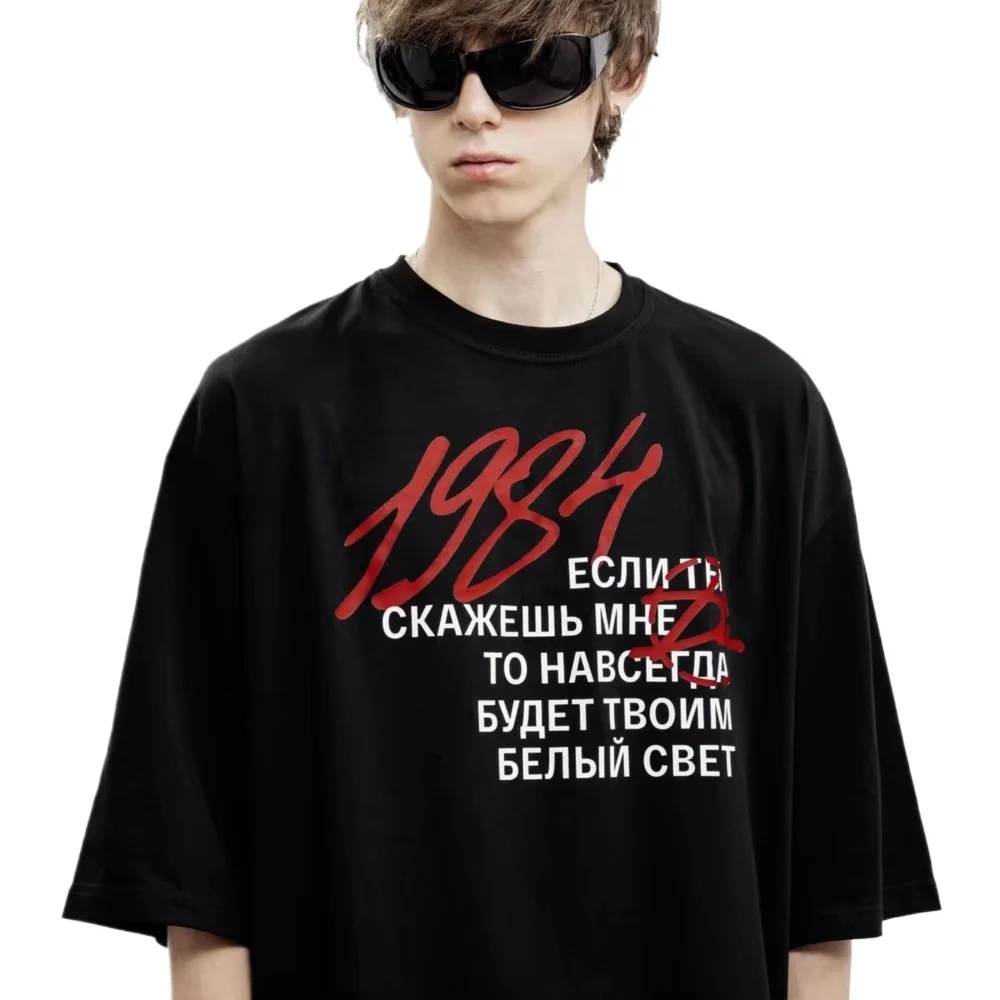 Harajuku الشارع الشهير الرجال تي شيرت 1984 الجرافيك طباعة المتضخم الهيب هوب Y2k الكورية موضة خمر قصيرة الأكمام تي شيرت الملابس الصيف