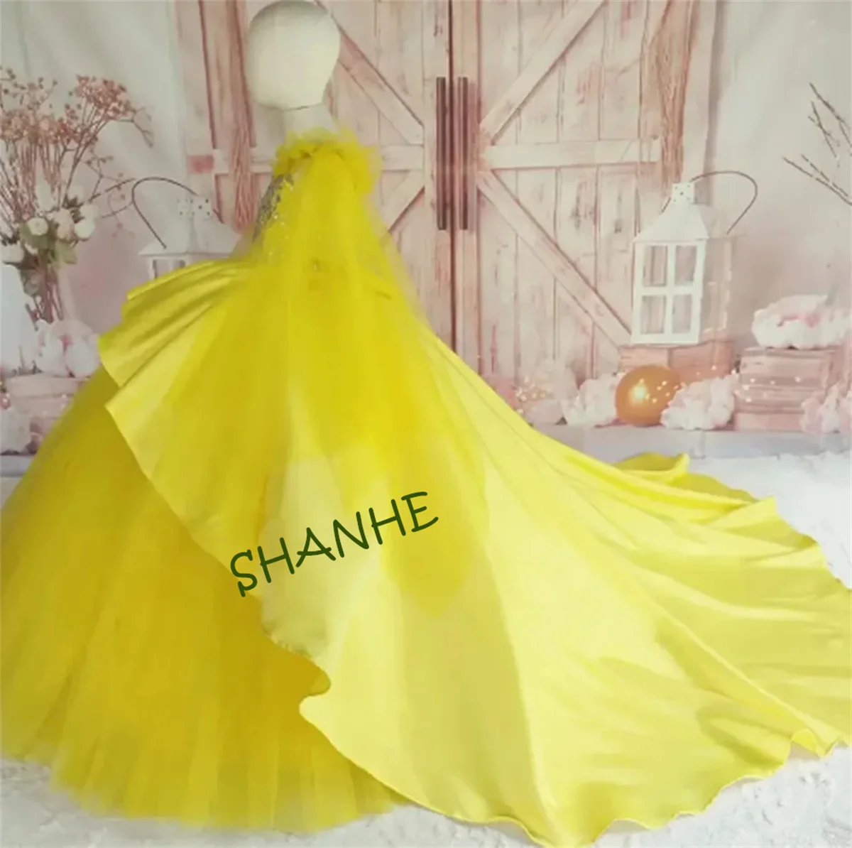 

Customized Yellow Flower Girl Dresses For Wedding Sequins Floor Length Gorgeous Princess Birthday Party Formal Occasion Gown