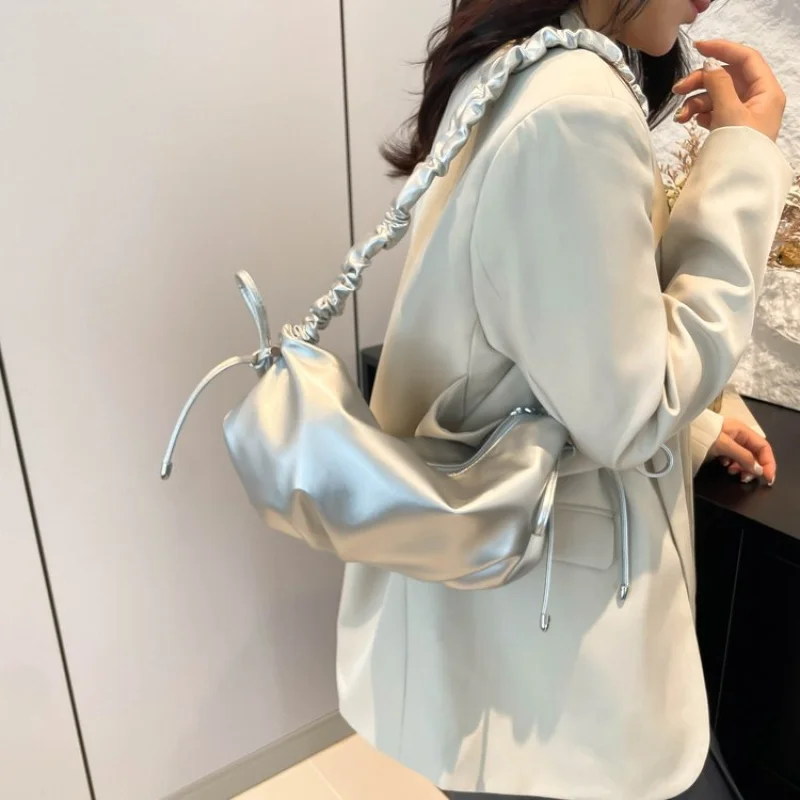 

Luxury Women Messenger Bag With A Classic Vintage Design And High End Leather Material For Style