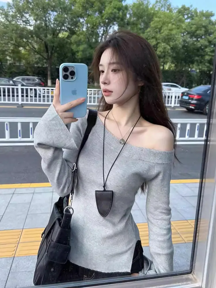 

Корейский стиль Pure Desire: Сладкий и пикантный вязаный свитер с открытыми плечами и длинными рукавами для женщин, дизайнерский крой.