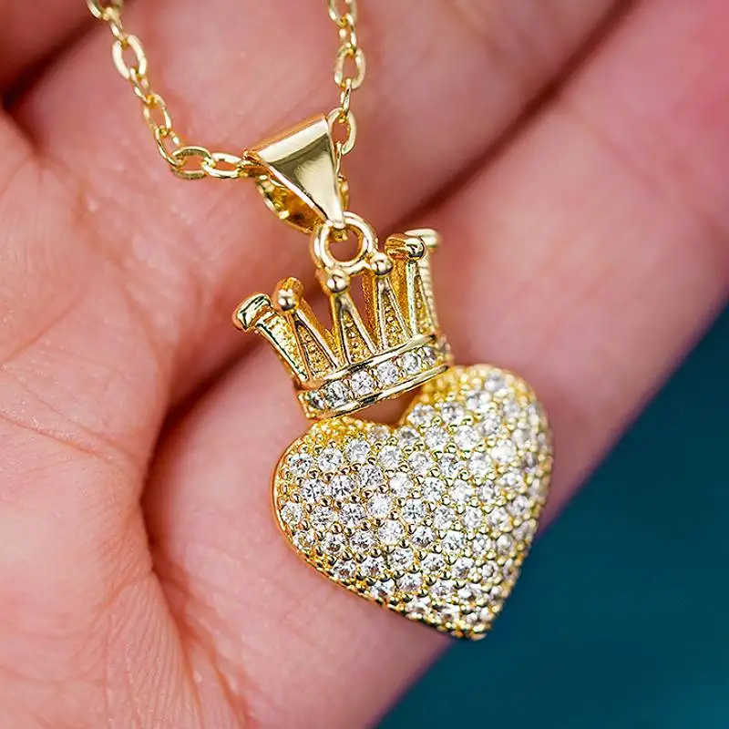 Huitan Luxus-Krone Luxus Damen Goldfarben Herz-Anhänger Halskette Vollbesetzt mit Zirkonia Hochzeitstag Accessoires Trendiger Schmuck Geschenk
