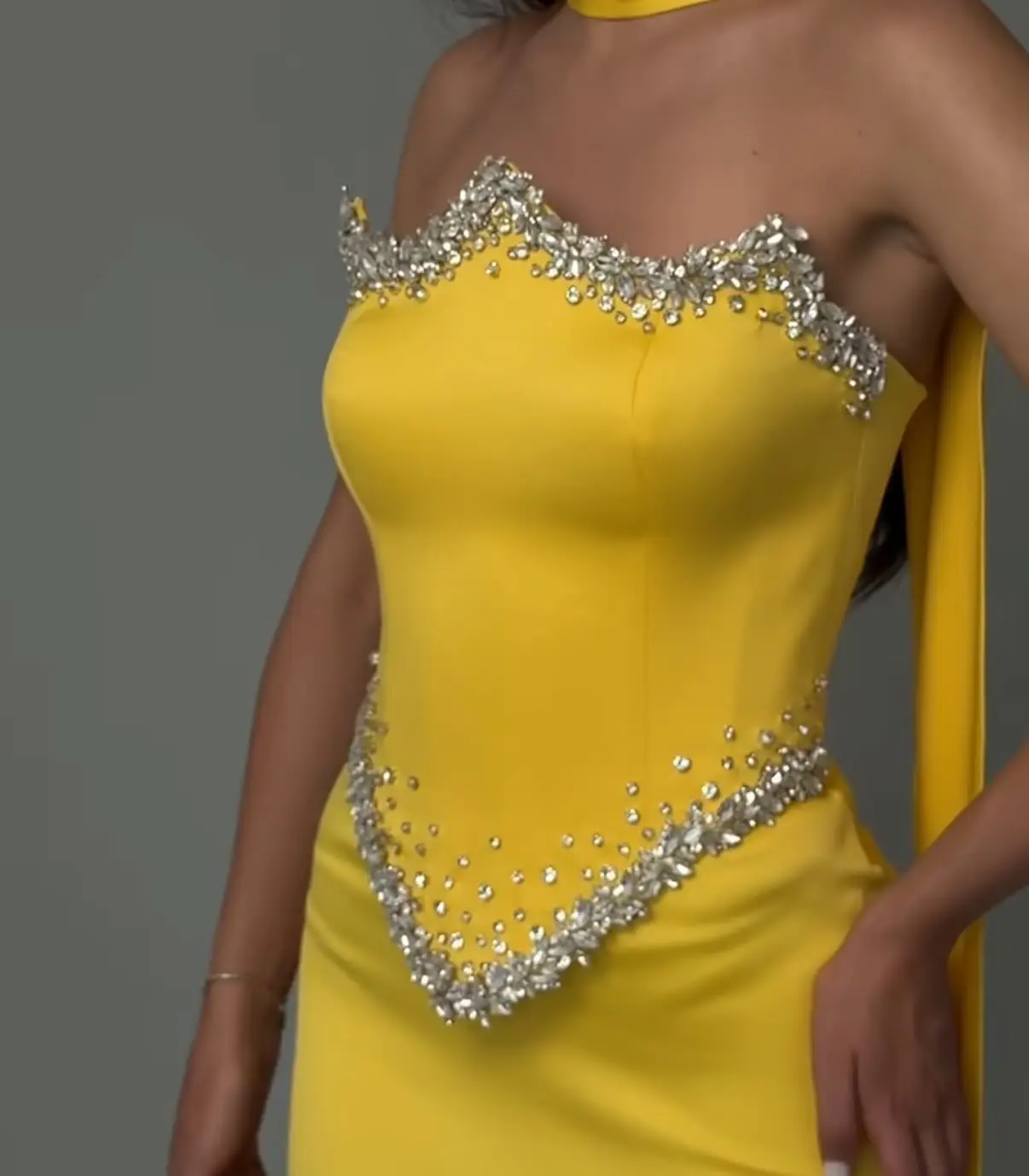 Gaun Prom Wanita Kuning Kristal Mewah dengan Syal Gaun Pengantin Tanpa Lengan Tanpa Tali Seksi Jubah Belakang Berenda Kustom