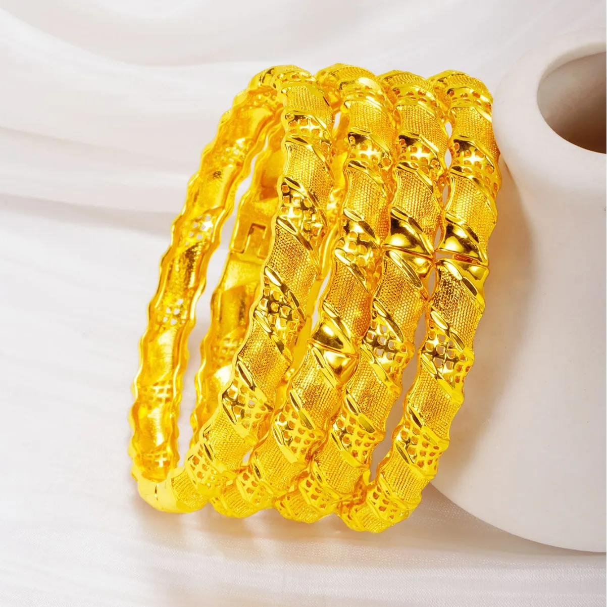 9999 Gold Card Keychain Bracelet - Women's Fashion Hollowed-Out Personalized Honeycomb Patterned Handpiece Jewelry
