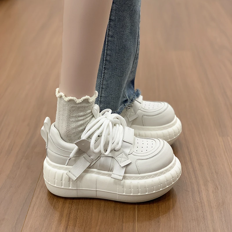 

Женские кроссовки на платформе 7 см, повседневная легкая уличная обувь на шнуровке, белые, черные кроссовки, дышащая модная спортивная обувь для женщин