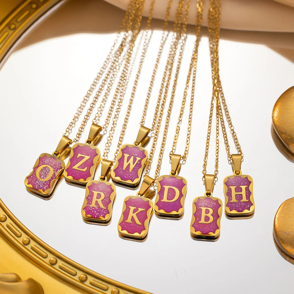 قلادة أولية بحروف إنجليزية مطلية بالذهب عيار 18 قيراط من الفولاذ المقاوم للصدأ بحروف مربعة للنساء