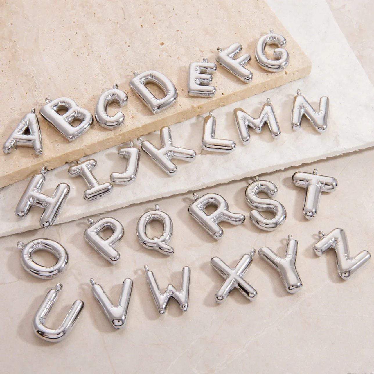 CARLIDANA Blase Buchstaben Charms für Frauen Silber A-Z Alphabet Anhänger Puffy Silber Farbe Schmuck Zubehör für DIY Schmuck