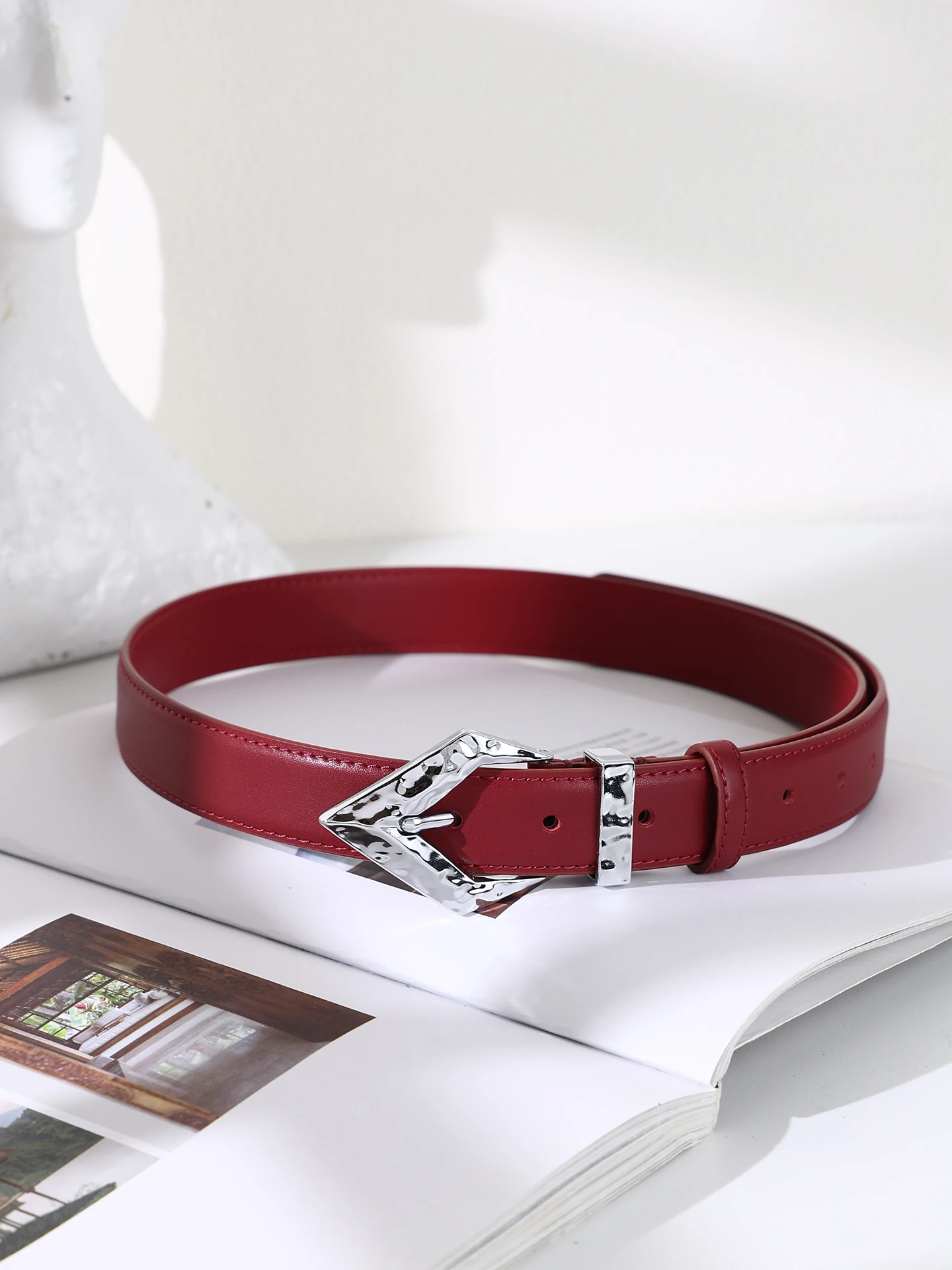 モダンレトロクールトレンディ牛革ベルト女性の多用途シンプルエレガントレッドウエストベルトアクセサリーハイエンド感