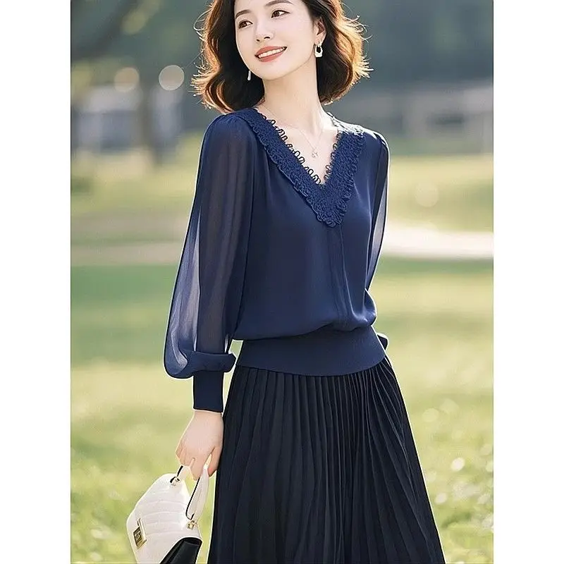 เสื้อเชิ้ตแขนยาวคอวีสีพื้นแต่งผ้าลูกไม้สไตล์สาวออฟฟิศสำหรับฤดูใบไม้ผลิและฤดูใบไม้ร่วง แฟชั่นเสื้อแขนทรงโคมไฟผ้าตาข่าย